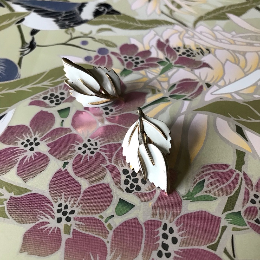 Vintage Unmarked Women's White Fashion Leaf Clip-On Stud Gold Plated Earrings